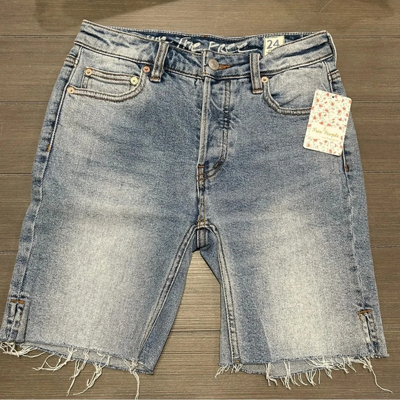 We The Free Avery Denim Bermuda Shorts, Distressed Light Wash, Women's Size 24 - Picture 2 of 9
